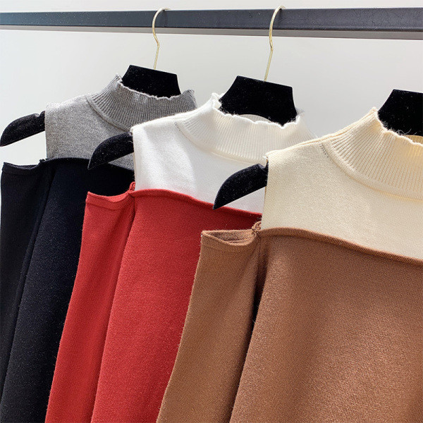 Modern női pulóver csupasz váll és pólógallérral