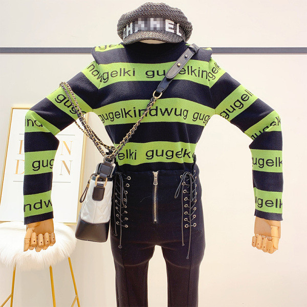 Μοντέρνο γυναικείο πουλόβερ με στρογγυλη λαιμόκοψη σε τέσσερα χρώματα