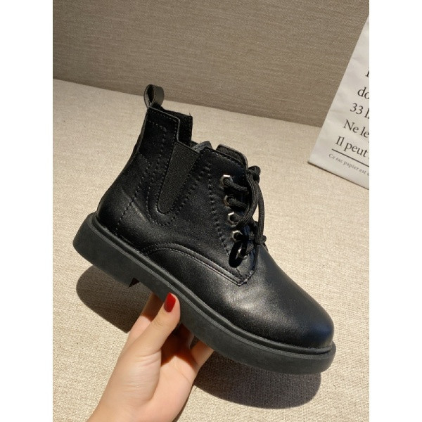 Női alkalmi csizma eko bőrből, fűzővel és alacsony talppal