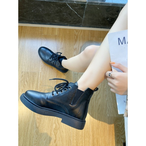 Női alkalmi csizma eko bőrből, fűzővel és alacsony talppal