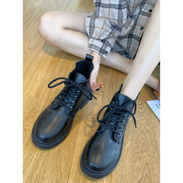 Női alkalmi csizma eko bőrből, fűzővel és alacsony talppal