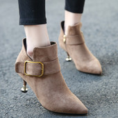 Modern, csattal ellátott női csizma eco velúrból, bézs és fekete színben