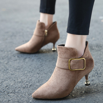 Modern, csattal ellátott női csizma eco velúrból, bézs és fekete színben