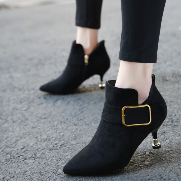 Modern, csattal ellátott női csizma eco velúrból, bézs és fekete színben