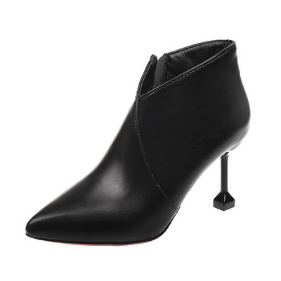 Μοντέρνες γυναικείες μπότες με μπεζ και μαύρο χρώμα από οικολογικό δέρμα