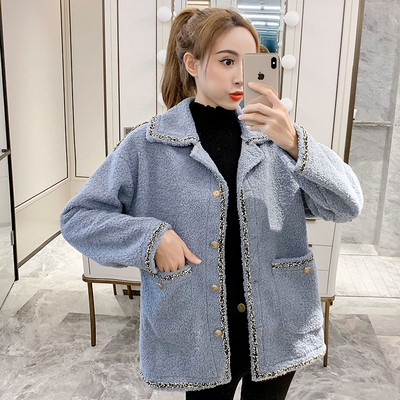 Γυναικείο χνουδοτόπαλτό με τσέπες σε άσπρο και μπλε χρώμα