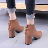 Modern női csizma cipzárral és vastag sarkú műbőrből, három színben