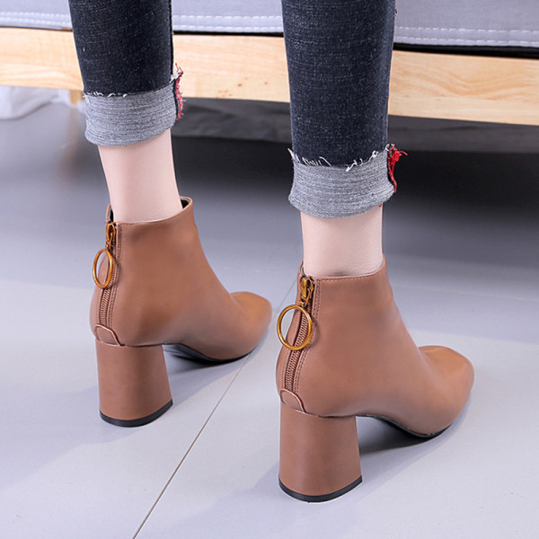 Modern női csizma cipzárral és vastag sarkú műbőrből, három színben