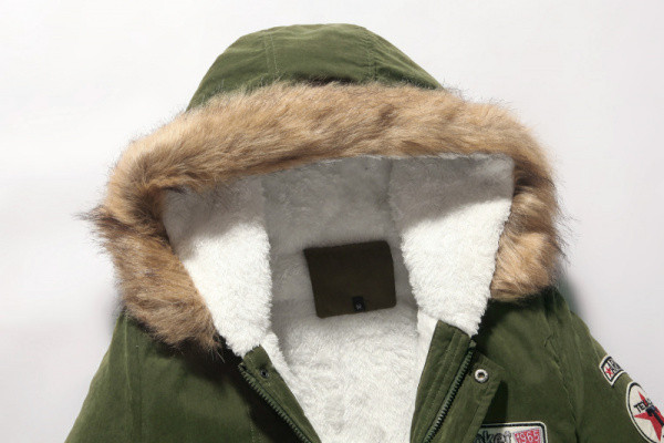 Alkalmi férfi téli kabát puha szegéllyel és kapucnival, három színben