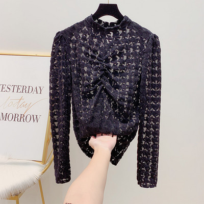 Γυναικεία δαντελένια μπλούζα με χαμηλό γιακά σε τέσσερα χρώματα