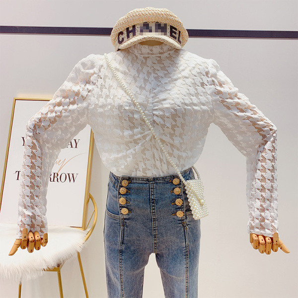 Γυναικεία δαντελένια μπλούζα με χαμηλό γιακά σε τέσσερα χρώματα