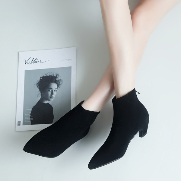 Modern női csizma hegyes modell fekete cipzárral - két modell