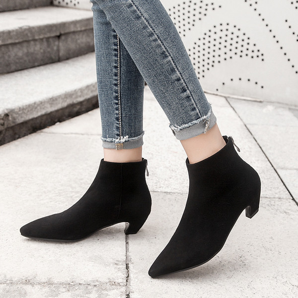 Modern női csizma hegyes modell fekete cipzárral - két modell