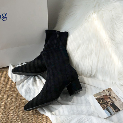 Γυναικείες κομψές μπότες σε μαύρο χρώμα με χαμιλό τακούνι