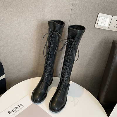 Μοντέρνες γυναικείες μπότες με κορδόναι σε λευκό και μαύρο χρώμα