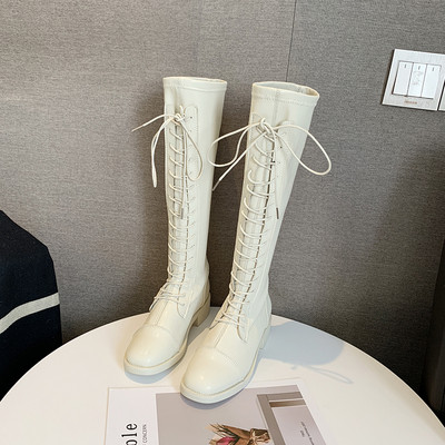 Μοντέρνες γυναικείες μπότες με κορδόναι σε λευκό και μαύρο χρώμα