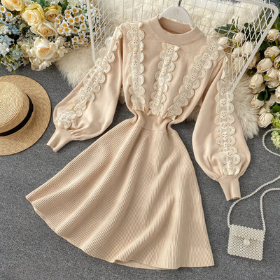 Modern női ruha csipkével, fekete és bézs színben