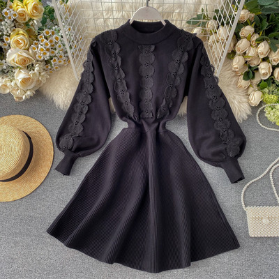 Modern női ruha csipkével, fekete és bézs színben