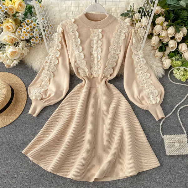 Modern női ruha csipkével, fekete és bézs színben