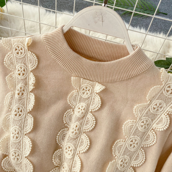 Modern női ruha csipkével, fekete és bézs színben