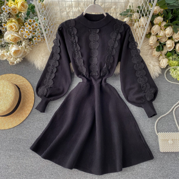 Modern női ruha csipkével, fekete és bézs színben