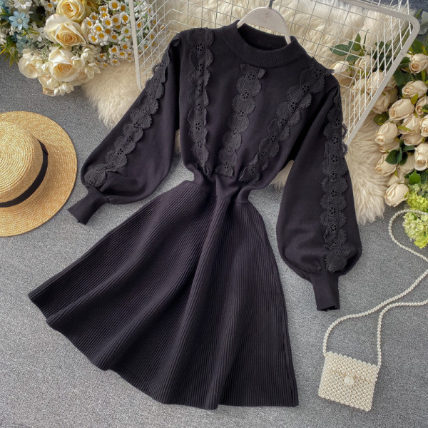 Modern női ruha csipkével, fekete és bézs színben