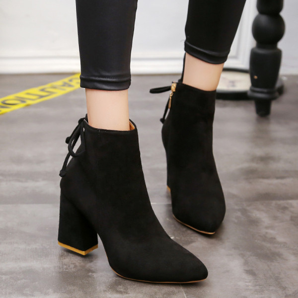 Μοντέρνες γυναικείες μπότες σε οικολογικό σουέτ με κορδόνια και παχιά τακούνια σε διάφορα χρώματα