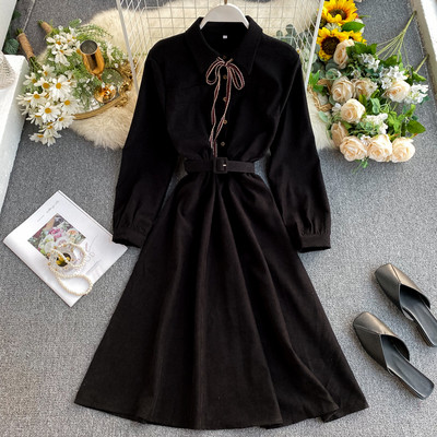 Női ruha klasszikus gallérral több színben, övvel