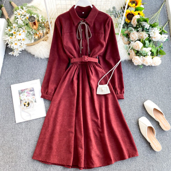 Női ruha klasszikus gallérral több színben, övvel