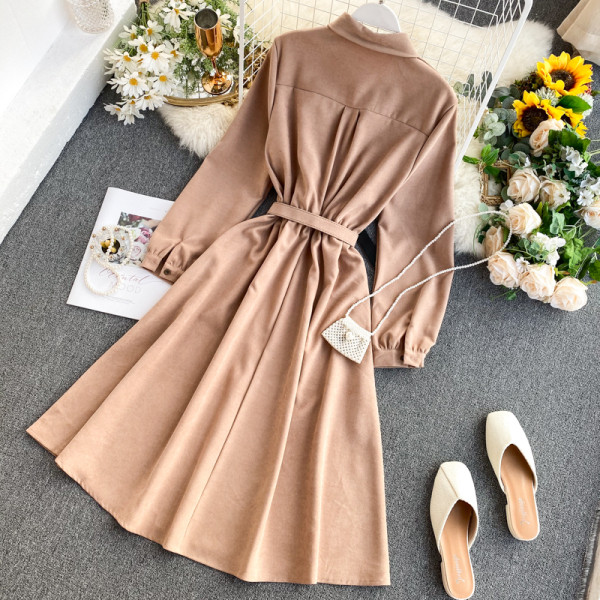 Női ruha klasszikus gallérral több színben, övvel