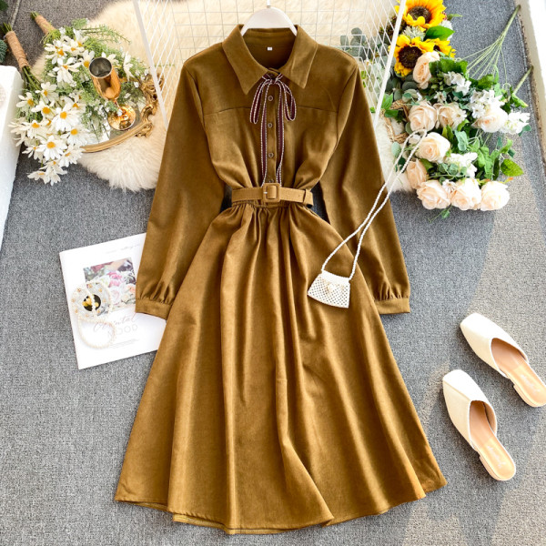 Női ruha klasszikus gallérral több színben, övvel