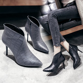 Modern női csizma vékony sarokkal, öko bőrből szürke és fekete színben