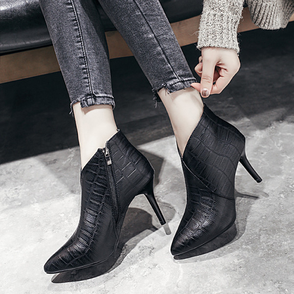 Modern női csizma vékony sarokkal, öko bőrből szürke és fekete színben