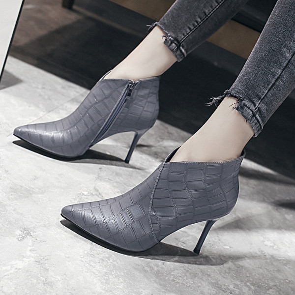 Modern női csizma vékony sarokkal, öko bőrből szürke és fekete színben