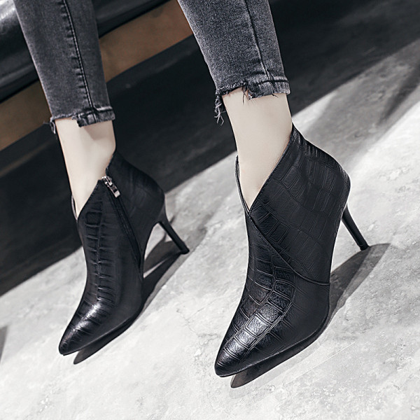 Modern női csizma vékony sarokkal, öko bőrből szürke és fekete színben