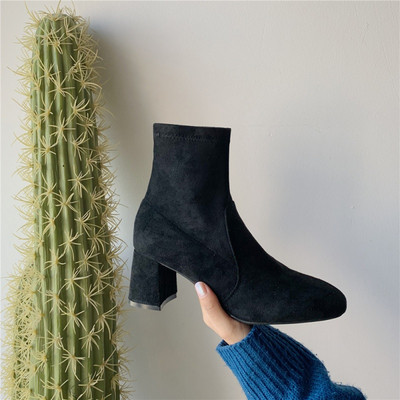 Γυναικείες casual μπότες σε οικολογικό σουέτ με τετράγωνο τακούνι σε μαύρο και καφέ χρώμα