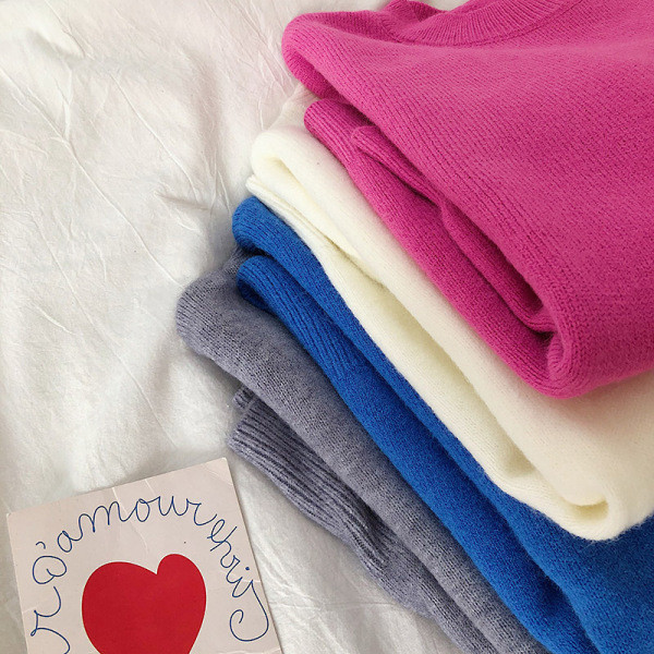 Alkalmi női pulóver ovális nyakkivágással, széles modellel