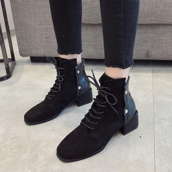 Női alkalmi csizma öko velúrból, fűzővel és négyszögletes sarokkal