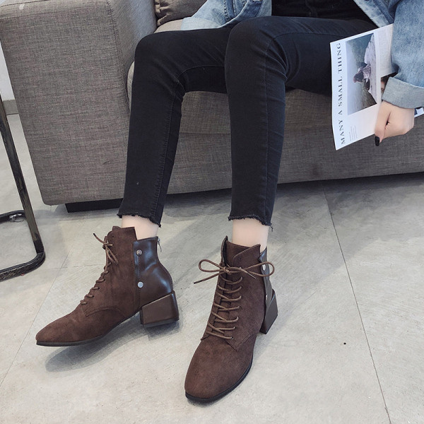 Női alkalmi csizma öko velúrból, fűzővel és négyszögletes sarokkal