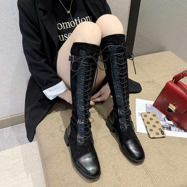 Hosszú modern csizma fűzővel és csattal