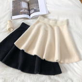 Alkalmi női szoknya fehér és fekete szabású mintával