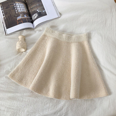 Alkalmi női szoknya fehér és fekete szabású mintával