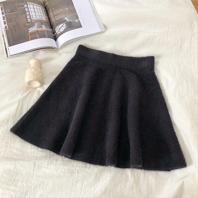 Alkalmi női szoknya fehér és fekete szabású mintával