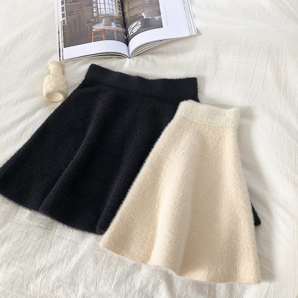 Alkalmi női szoknya fehér és fekete szabású mintával