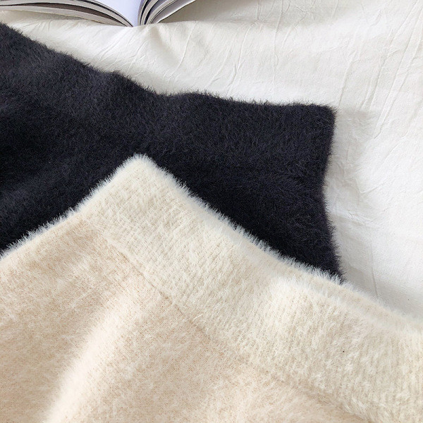 Alkalmi női szoknya fehér és fekete szabású mintával