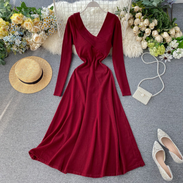 Alkalmi női ruha V-nyakkal, fekete és bordó színben