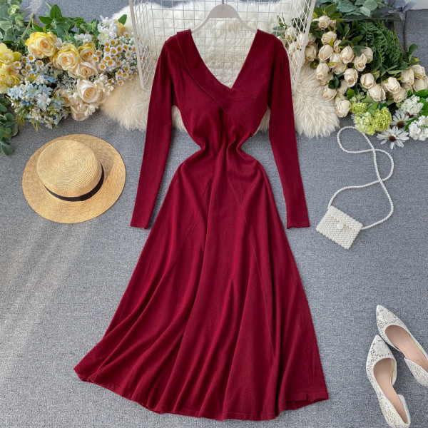 Alkalmi női ruha V-nyakkal, fekete és bordó színben