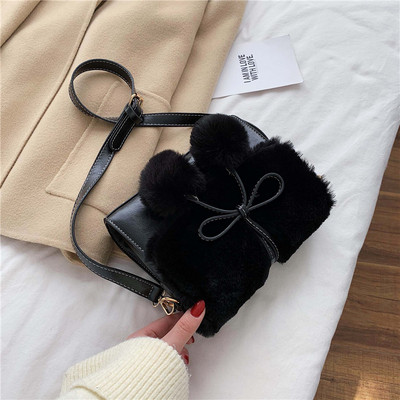 Modern női táska pehellyel és hosszú füllel több színben