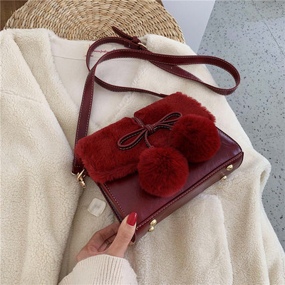 Modern női táska pehellyel és hosszú füllel több színben