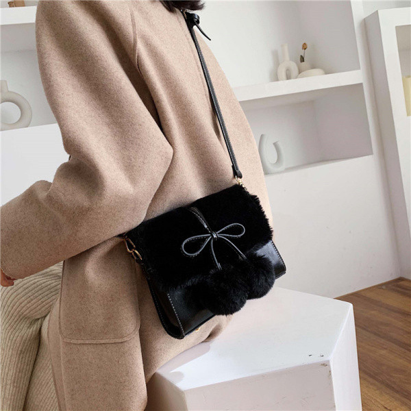 Modern női táska pehellyel és hosszú füllel több színben